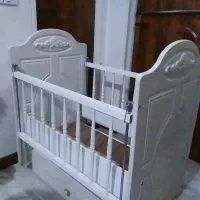 تخت کنار مادر گهواره