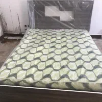 تخت خواب دو نفره همراه پاتختی و تشک