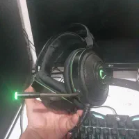 یک عدد کیبورد مارک bloody ویک هدفون مارک ریزور|قطعات و لوازم جانبی رایانه|قم, منبع آب|دیوار