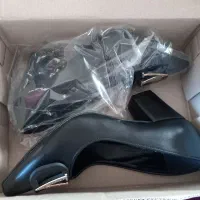 یک جفت کفش نو زنانه بفروش می رسد