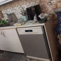 کابینت هایگلس تمیز به همراه هود و سینک و گاز