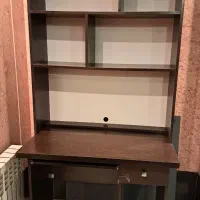 میز کامپیوتر و کتابخانه