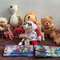 تعدادی عروسک و کیف پول دخترانه