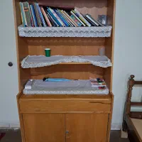 کتابخانه دارای میز مطالعه و کمد قفل دار