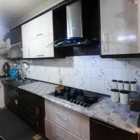 یه سرویس کابینت همراه با سینگ وهود وگاز صفحه ای