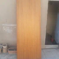 در اتاقی چوب گردو(آکاژو) رنگ نخورده