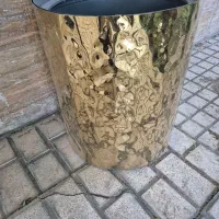 گلدان استیل طلایی، دارای چرخ در زیر گلدان