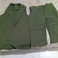 تعدادی لباس|لباس|فردیس, فردیس|دیوار