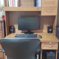 میز کامپیوتر و صندلی اداری و کامپیوتر