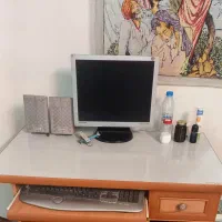 کامپیوتر با میز