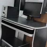 میز تحریروکامپیوتر