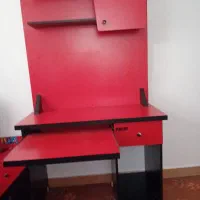 میز تحریر وکامپیوتر کتابخانه دار