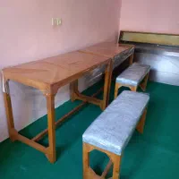 نیمکت و میز چوبی