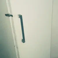 یک یخچال ده فوت ارج و یک گاز پنج شعله