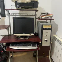 کامپیوتر و میز و موس و کیس و پرینتر در حد نو