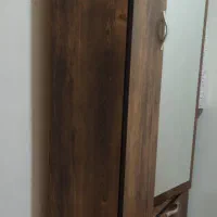 یک عدد جاکفشی ویک عدد ساعت ایستاده و پرده و موکت