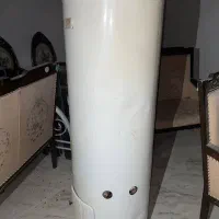 آب گرم کن مخزنی + ۲ عدد در چوبی ساختمان