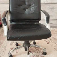 صندلی چرم چرخدار