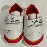 چند دست لباس و کفش نوزادی