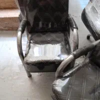 یک عدد میز وصندلی چرخ دار همراه با دو صندلی