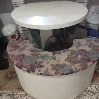 میز و تعدادی صندلی چوبی