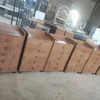به یک برشکار و یک نفر مونتاژ کار و یک نفر کارگر