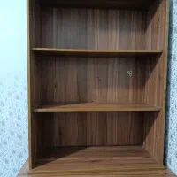 میز و کتابخانه