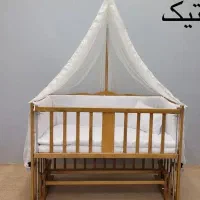گهواره نوزاد کنار تخت