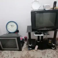 دو عدد تلویزیون و میز تلویزیون