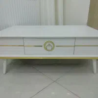 جلو مبلی بزرگ میتوان به عنوان میز تلویزیون استفاده