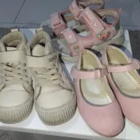 تعدادی کفش دخترانه،لباس دخترانه،۱عددپیراهن مجلسی