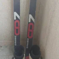 چوب اسکی همراه بایک جفت کفش اسکی