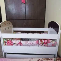 تخت گهواره کنار مادر