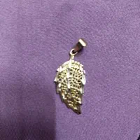 یک عدد پلاک بدلی ،طرح برگ . زنجیر نداره ، زیبا نو