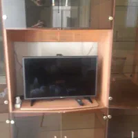 یک عدد بوفه 3 تیکه شیشه مات با میز تلویزیون در وسط