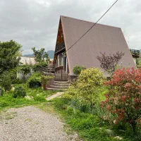 اجاره-کلبه-سوئیسی-با-حیاط-دلنشین-ومیزصندلی-چیدمان