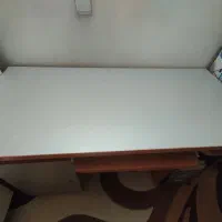 میز مطالعه و تحریر و کامپیوتر