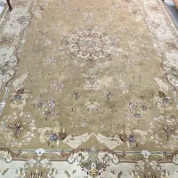 تعدادی فرش و قالین دستبافت و پشتی