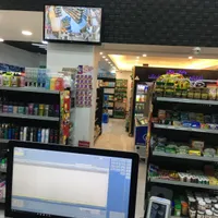 فروشنده در فروشگاه مواد غذایی