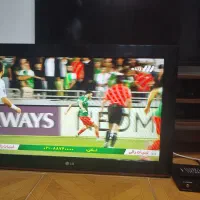 یک دستگاه تلویزیون ال سی دی ۳۲ اینچ