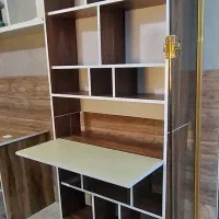 میز و کتابخانه