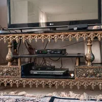 زیر تلویزیون شیک برنجی