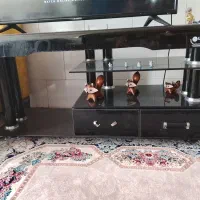 س.یک میز تلویزیون در حد نو فروشی است