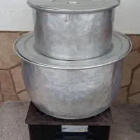 دوعدد دیگ بزرگ و کوچک و یک گاز دو شعله