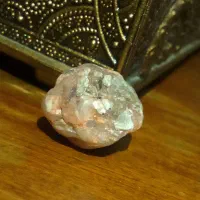 سنگ قیمتی با تیکه های براق