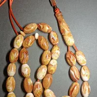 تسبیح کهربا رگه شیری خاص