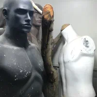 مانکن مردانه و اینه قدی