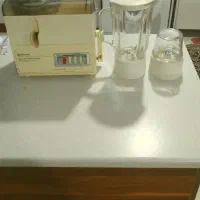 یک دستگاه ابمیوه گیری همراه با مخلوط کن و آسیاب