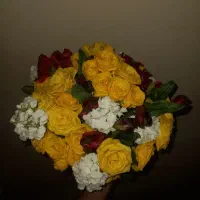 دسته گل رز مینیمال و آلسترومریا سرخ و سفید