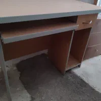 میز تحریر و کامپیوتر